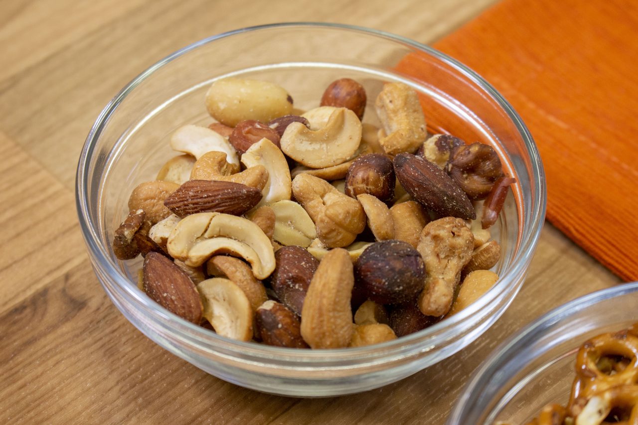 Bol de fruits à coque variés : amandes, noix de cajou, noisettes